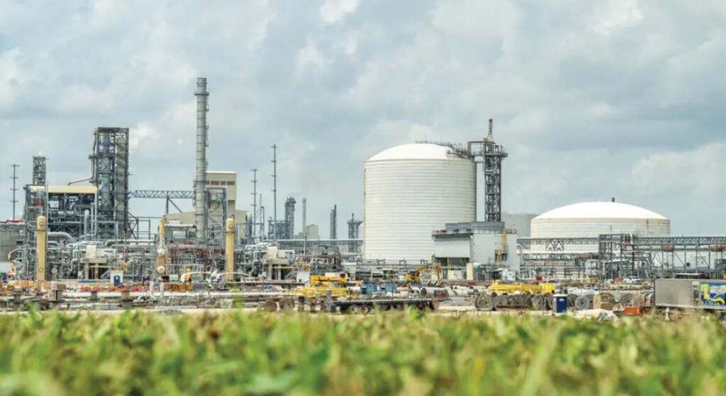 Large-scale industrial processing facility with storage tanks, distillation towers, and interconnected piping systems, showcasing Halker’s engineering expertise in designing, optimizing, and supporting complex oil, gas, and energy infrastructure.