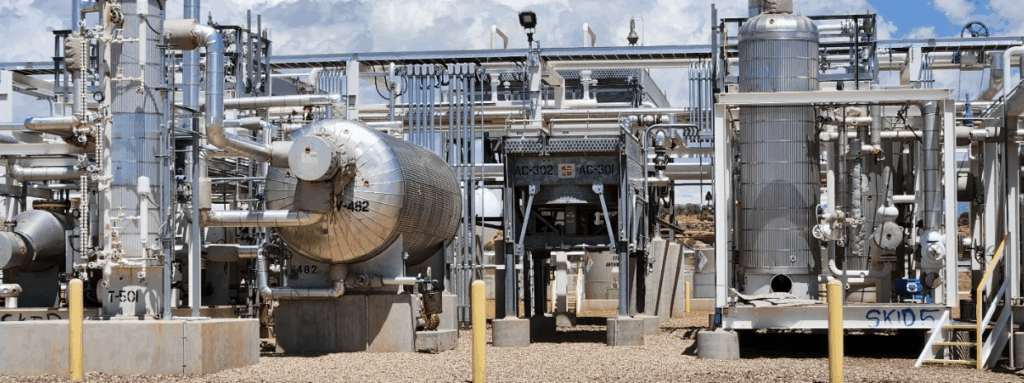 Midstream natural gas processing facility with pressure vessels, heat exchangers, structural pipe racks, and interconnected process piping, showcasing Halker’s engineering capabilities in midstream plant expansions, system optimization, and brownfield infrastructure upgrades.